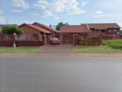 House For Sale in Lenasia, Johannesburg