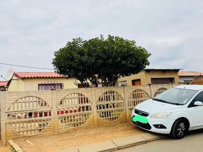 House For Sale in Tsakane Ext 11, Tsakane