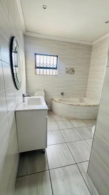 House For Sale in Vosloorus Ext 6, Vosloorus